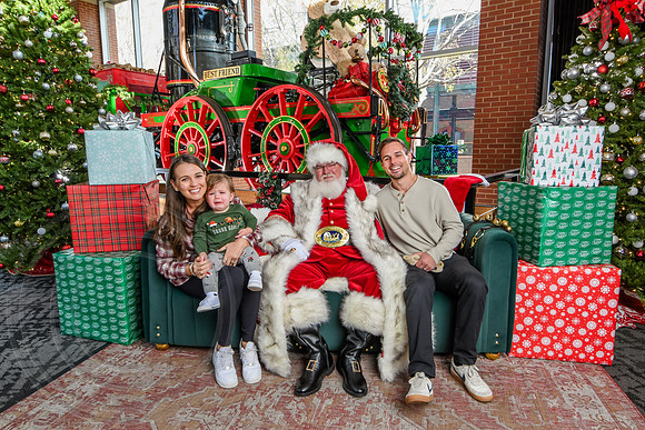 RKPhoto-2025-TheCharlestonSanta-Nov29-0555