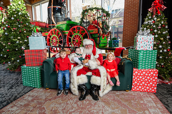 RKPhoto-2025-TheCharlestonSanta-Nov29-0557