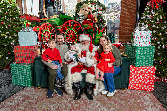 RKPhoto-2025-TheCharlestonSanta-Nov29-0558