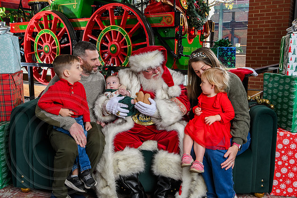 RKPhoto-2025-TheCharlestonSanta-Nov29-0559