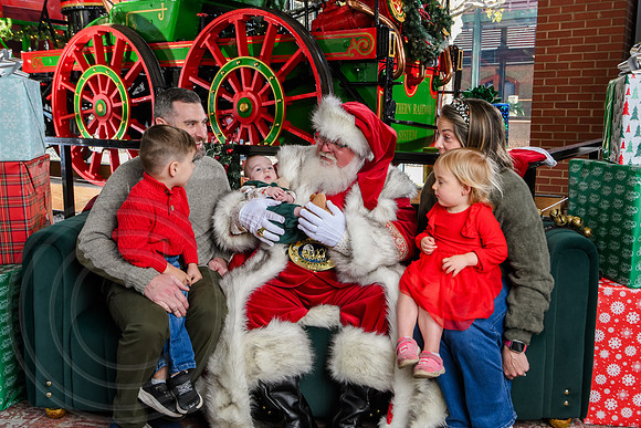 RKPhoto-2025-TheCharlestonSanta-Nov29-0560