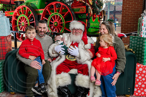 RKPhoto-2025-TheCharlestonSanta-Nov29-0561
