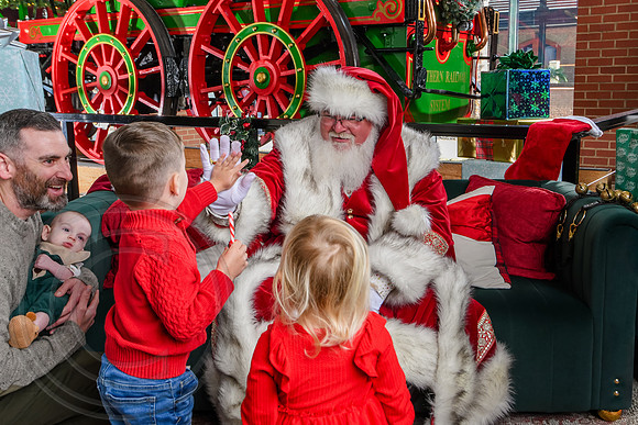 RKPhoto-2025-TheCharlestonSanta-Nov29-0562