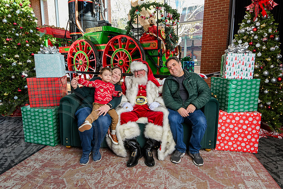 RKPhoto-2025-TheCharlestonSanta-Nov29-0564