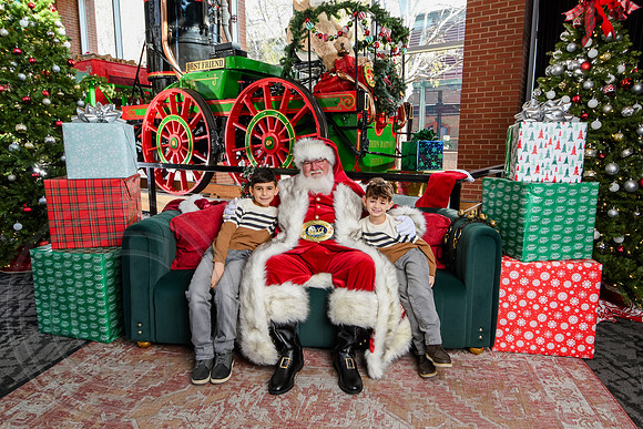 RKPhoto-2025-TheCharlestonSanta-Nov29-0566