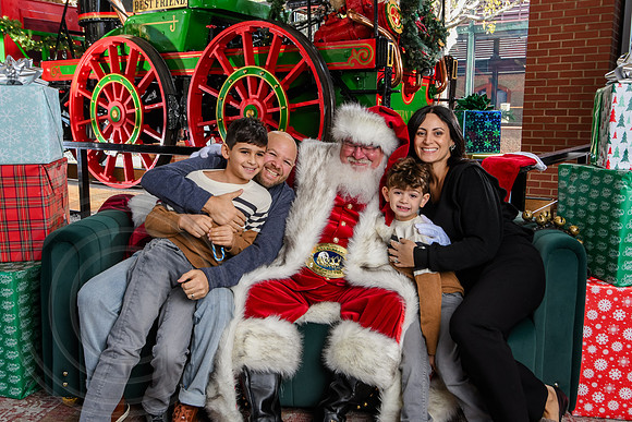 RKPhoto-2025-TheCharlestonSanta-Nov29-0573