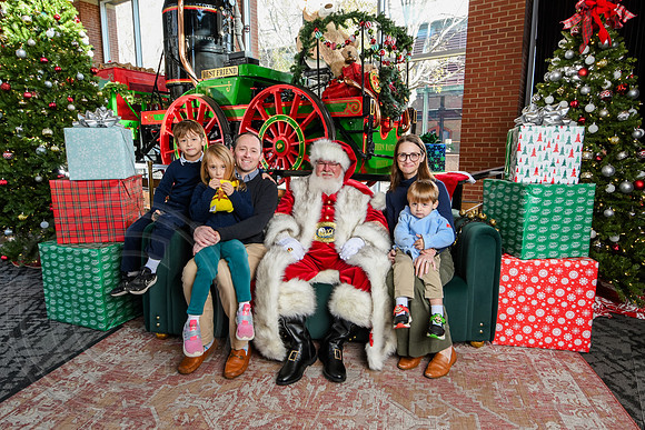 RKPhoto-2025-TheCharlestonSanta-Nov29-0574