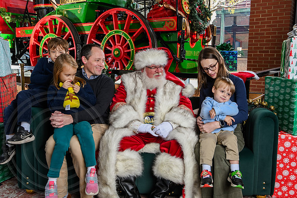 RKPhoto-2025-TheCharlestonSanta-Nov29-0575