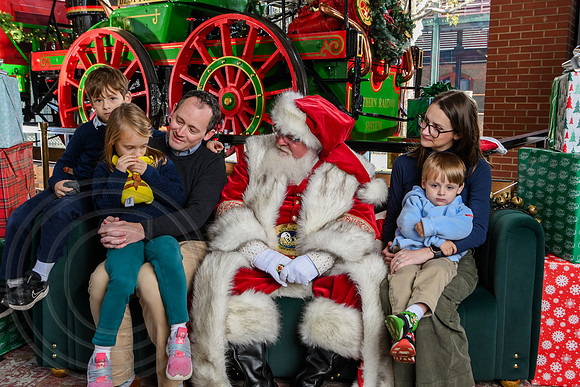 RKPhoto-2025-TheCharlestonSanta-Nov29-0576