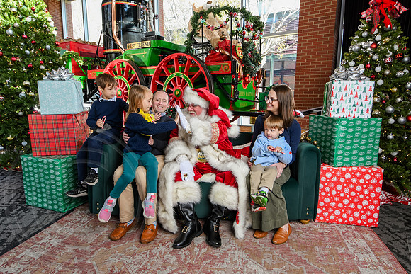 RKPhoto-2025-TheCharlestonSanta-Nov29-0577