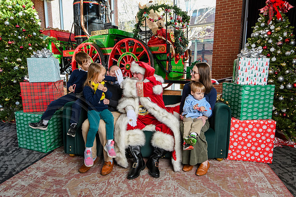 RKPhoto-2025-TheCharlestonSanta-Nov29-0578
