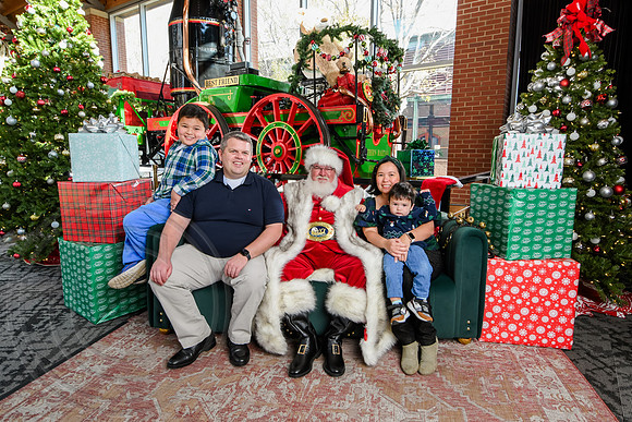 RKPhoto-2025-TheCharlestonSanta-Nov29-0582