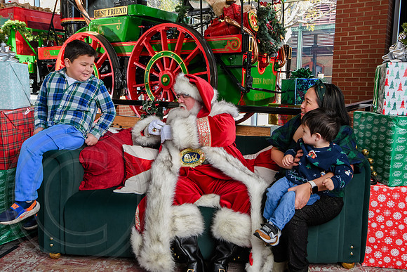 RKPhoto-2025-TheCharlestonSanta-Nov29-0583