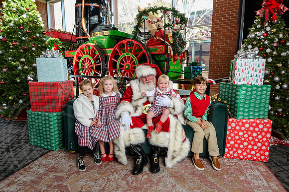 RKPhoto-2025-TheCharlestonSanta-Nov29-0584