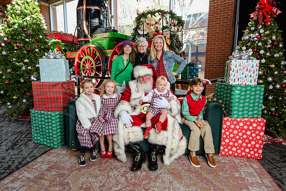 RKPhoto-2025-TheCharlestonSanta-Nov29-0585