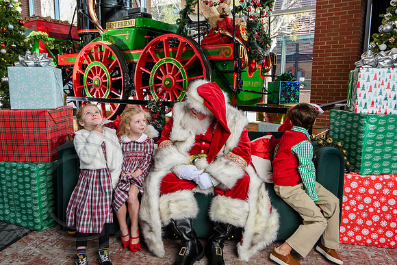 RKPhoto-2025-TheCharlestonSanta-Nov29-0588