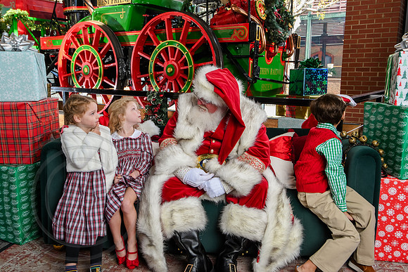 RKPhoto-2025-TheCharlestonSanta-Nov29-0589