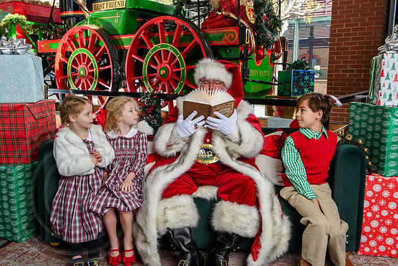 RKPhoto-2025-TheCharlestonSanta-Nov29-0590