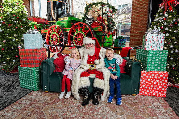 RKPhoto-2025-TheCharlestonSanta-Nov29-0592