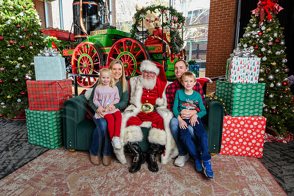 RKPhoto-2025-TheCharlestonSanta-Nov29-0593