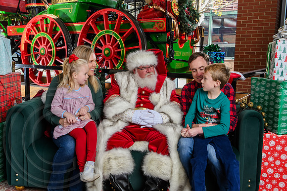 RKPhoto-2025-TheCharlestonSanta-Nov29-0594
