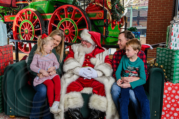 RKPhoto-2025-TheCharlestonSanta-Nov29-0595