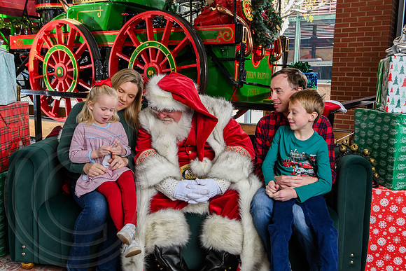RKPhoto-2025-TheCharlestonSanta-Nov29-0596