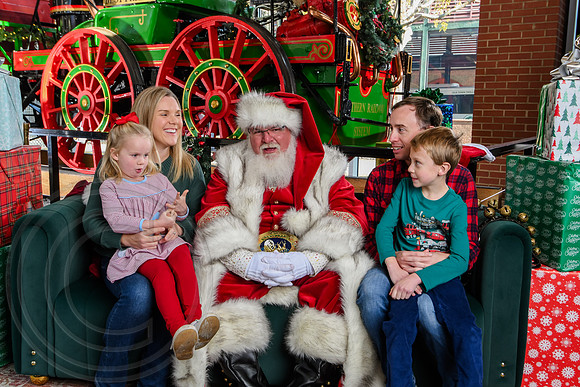 RKPhoto-2025-TheCharlestonSanta-Nov29-0597