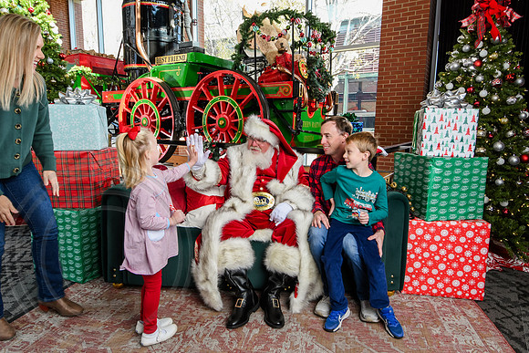 RKPhoto-2025-TheCharlestonSanta-Nov29-0598