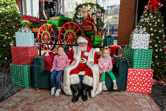 RKPhoto-2025-TheCharlestonSanta-Nov29-0599