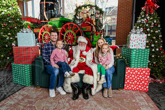 RKPhoto-2025-TheCharlestonSanta-Nov29-0600