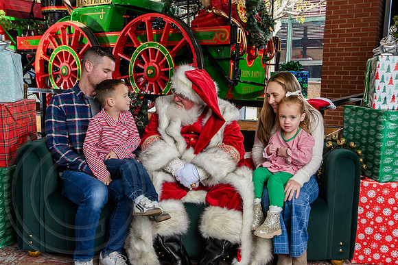 RKPhoto-2025-TheCharlestonSanta-Nov29-0601