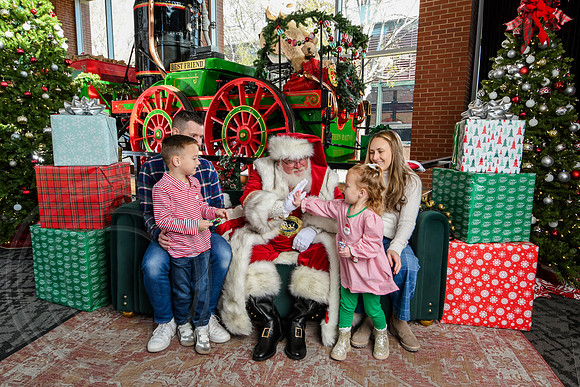 RKPhoto-2025-TheCharlestonSanta-Nov29-0602