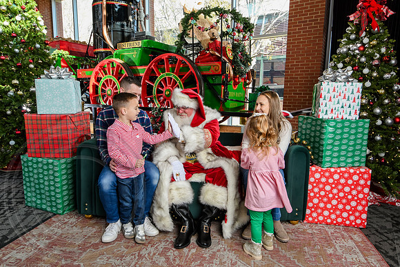 RKPhoto-2025-TheCharlestonSanta-Nov29-0603