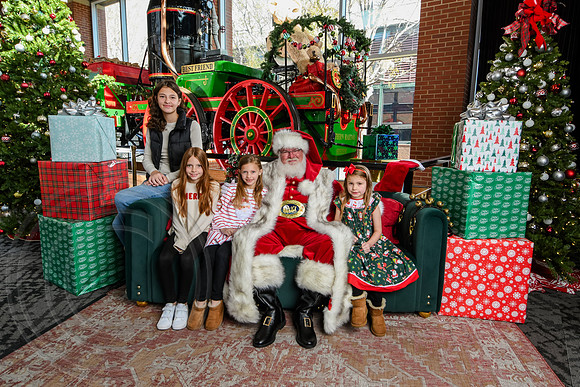 RKPhoto-2025-TheCharlestonSanta-Nov29-0604