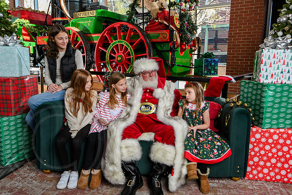 RKPhoto-2025-TheCharlestonSanta-Nov29-0605