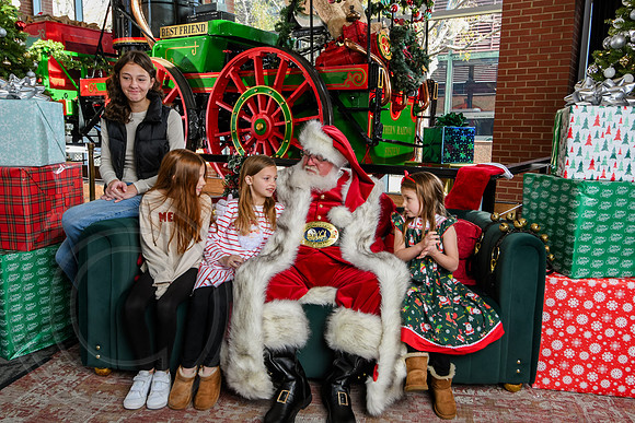 RKPhoto-2025-TheCharlestonSanta-Nov29-0606