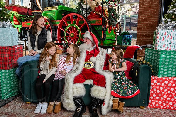 RKPhoto-2025-TheCharlestonSanta-Nov29-0607