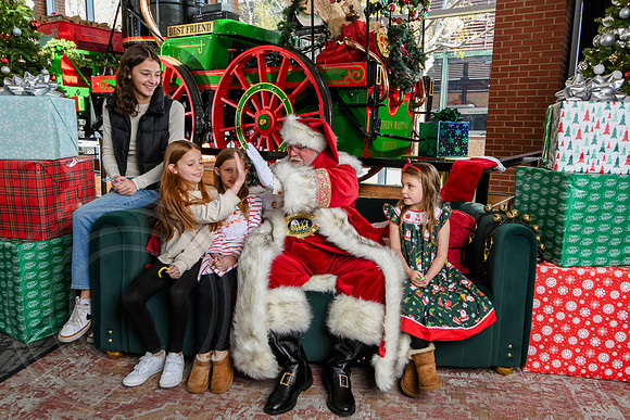 RKPhoto-2025-TheCharlestonSanta-Nov29-0609