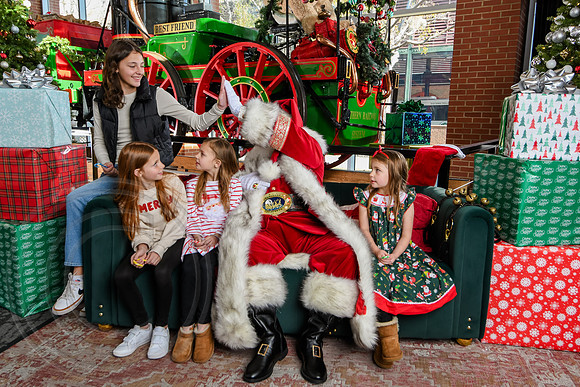 RKPhoto-2025-TheCharlestonSanta-Nov29-0610