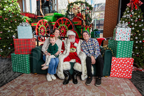 RKPhoto-2025-TheCharlestonSanta-Nov29-0614