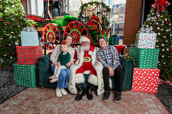 RKPhoto-2025-TheCharlestonSanta-Nov29-0615