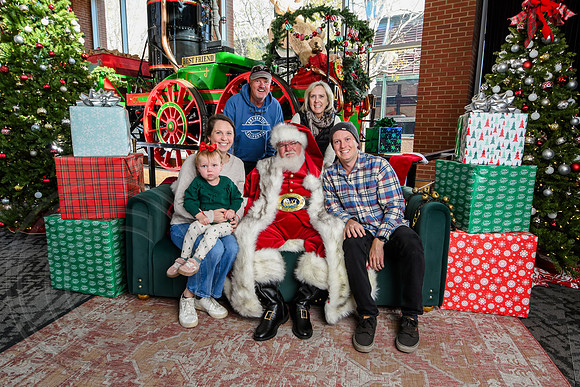 RKPhoto-2025-TheCharlestonSanta-Nov29-0616