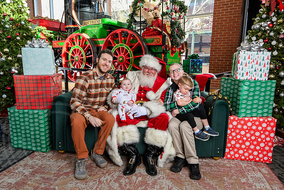 RKPhoto-2025-TheCharlestonSanta-Nov29-0623