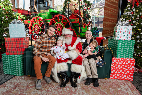 RKPhoto-2025-TheCharlestonSanta-Nov29-0624