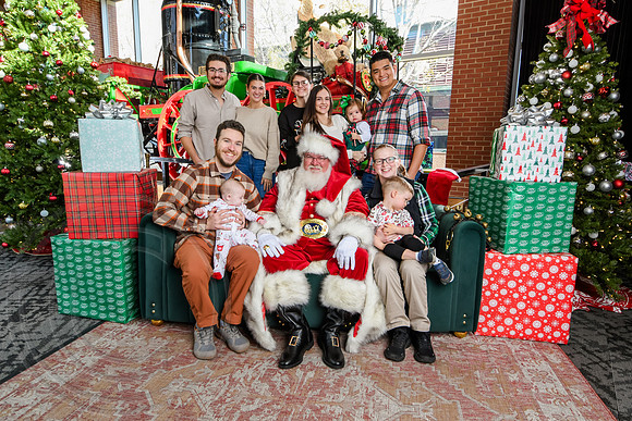 RKPhoto-2025-TheCharlestonSanta-Nov29-0625