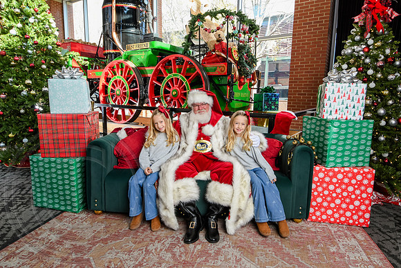RKPhoto-2025-TheCharlestonSanta-Nov29-0626