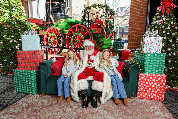 RKPhoto-2025-TheCharlestonSanta-Nov29-0627