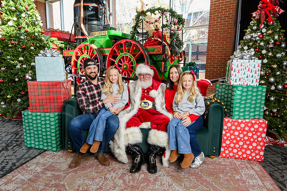 RKPhoto-2025-TheCharlestonSanta-Nov29-0628