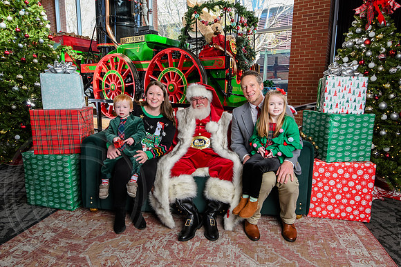 RKPhoto-2025-TheCharlestonSanta-Nov29-0632